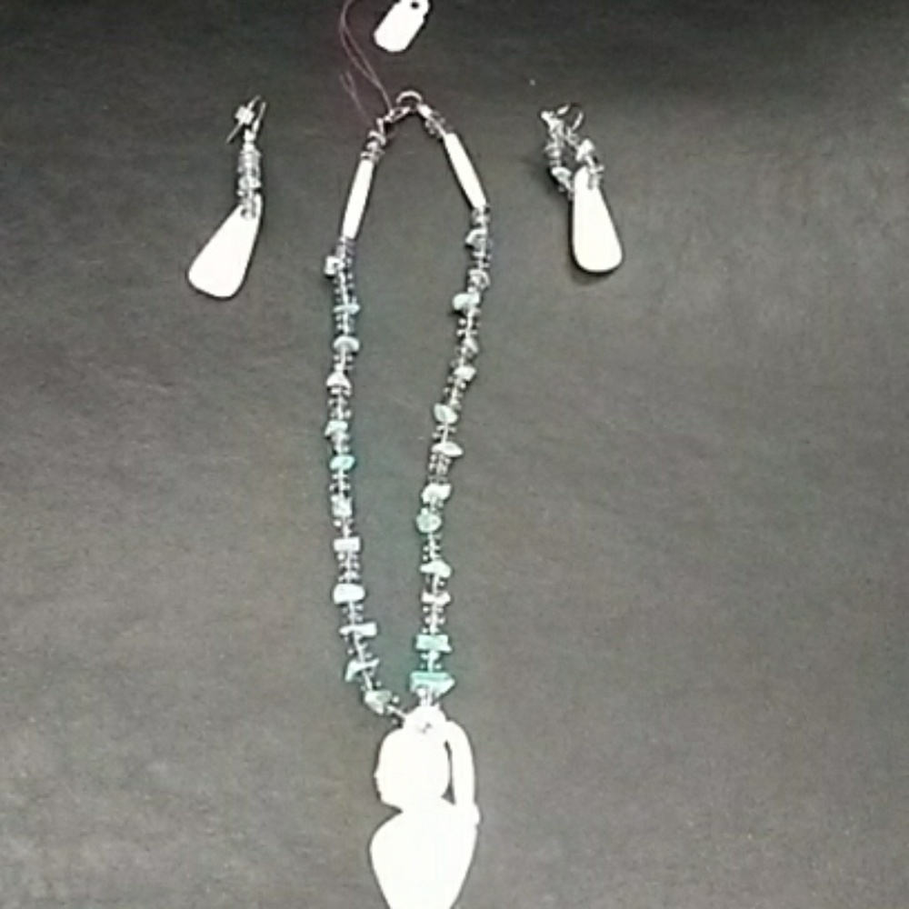 Necklace + matching earings
